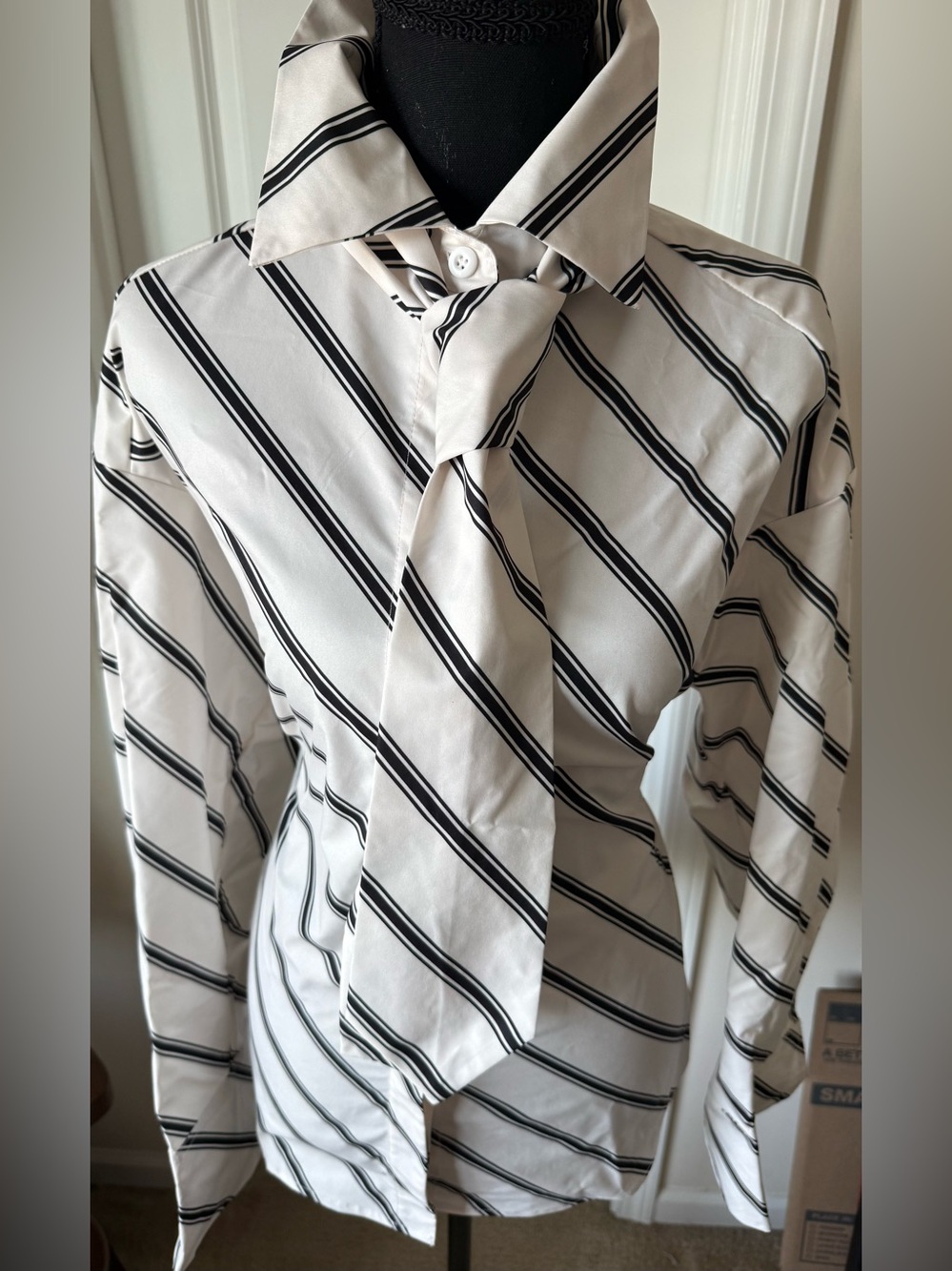 White and Black Striped Long-Sleeve Shirt with Neck Tie (M). Oversized - Picture 6 of 11